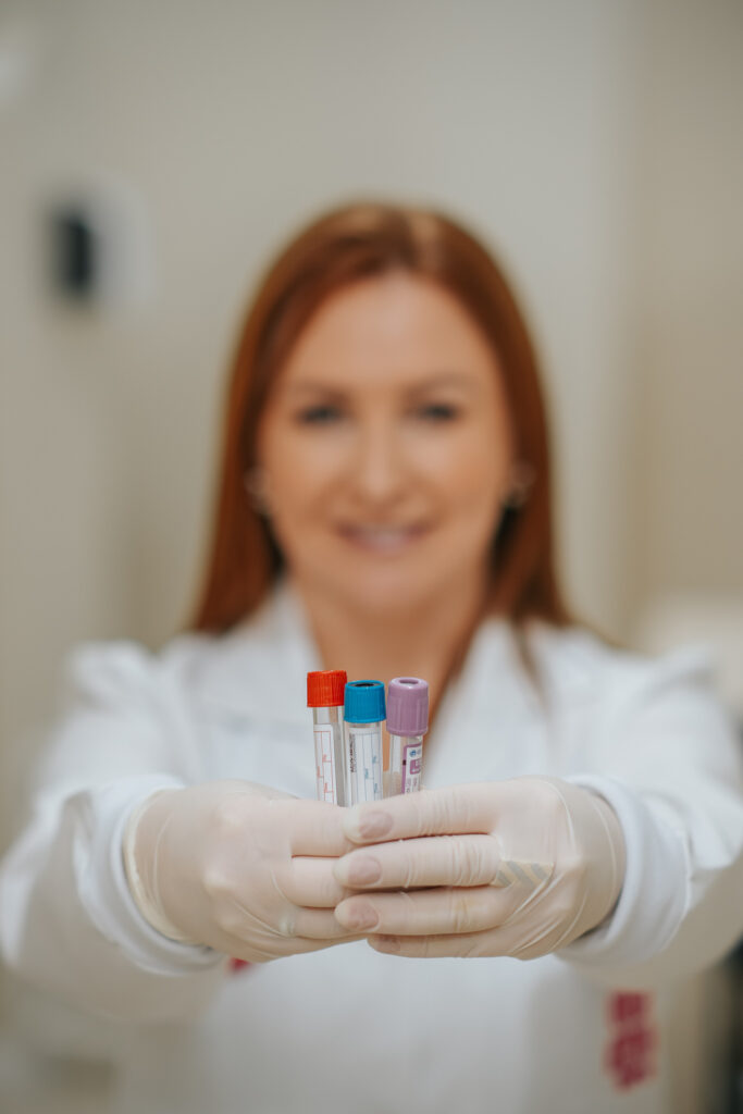 Tubos de coleta de sangue para o exame de beta hCG quantitativo no Laboratório Grace Bettin
