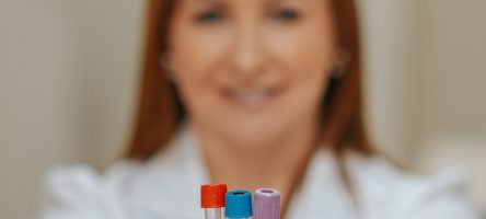 Tubos de coleta de sangue para o exame de beta hCG quantitativo no Laboratório Grace Bettin